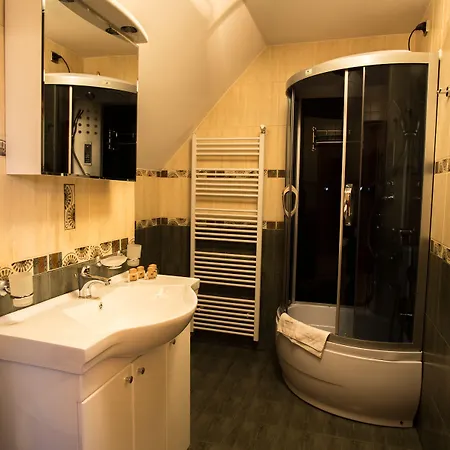 Marjo Z Basenem Alpesi faház *