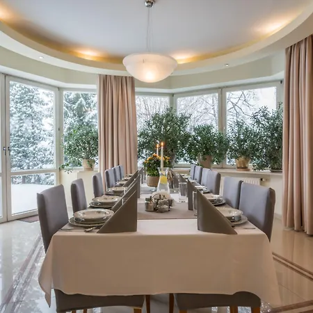 Marjo Z Basenem Alpesi faház *