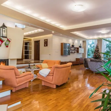 Alpesi faház Marjo Z Basenem *