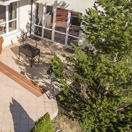 Marjo Z Basenem Alpesi faház *