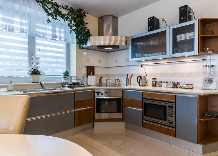 Marjo Z Basenem 木屋 *