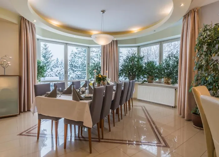 Marjo Z Basenem 木屋